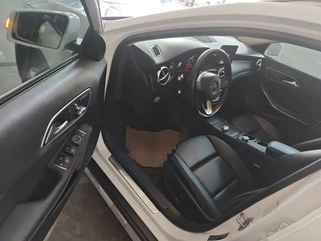 Mercedes-Benz GLA 2018 GLA 200 Dynamic фото 16