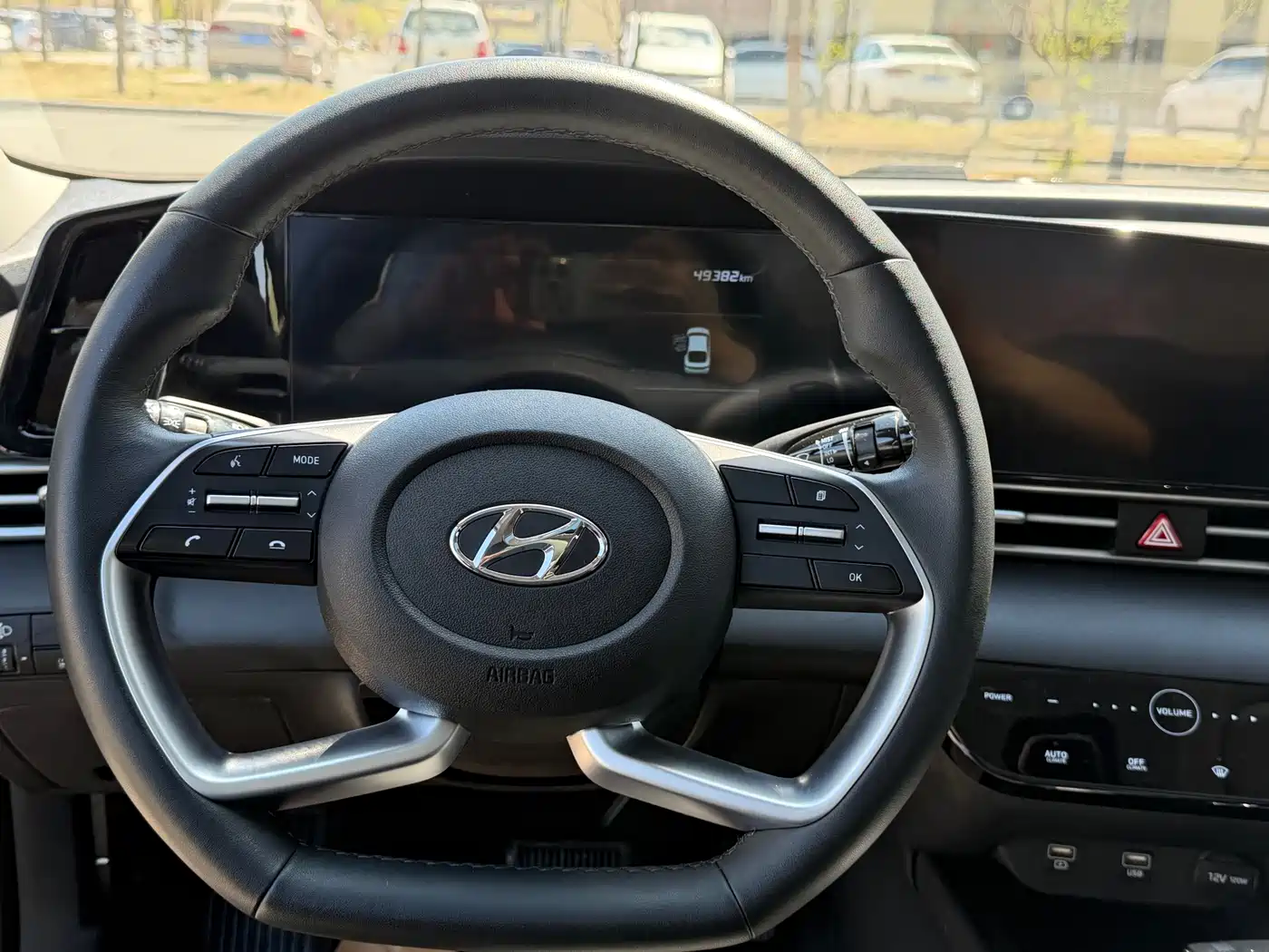 Hyundai Elantra 2022 1.5L CVT LUX Premium Edition фото 14