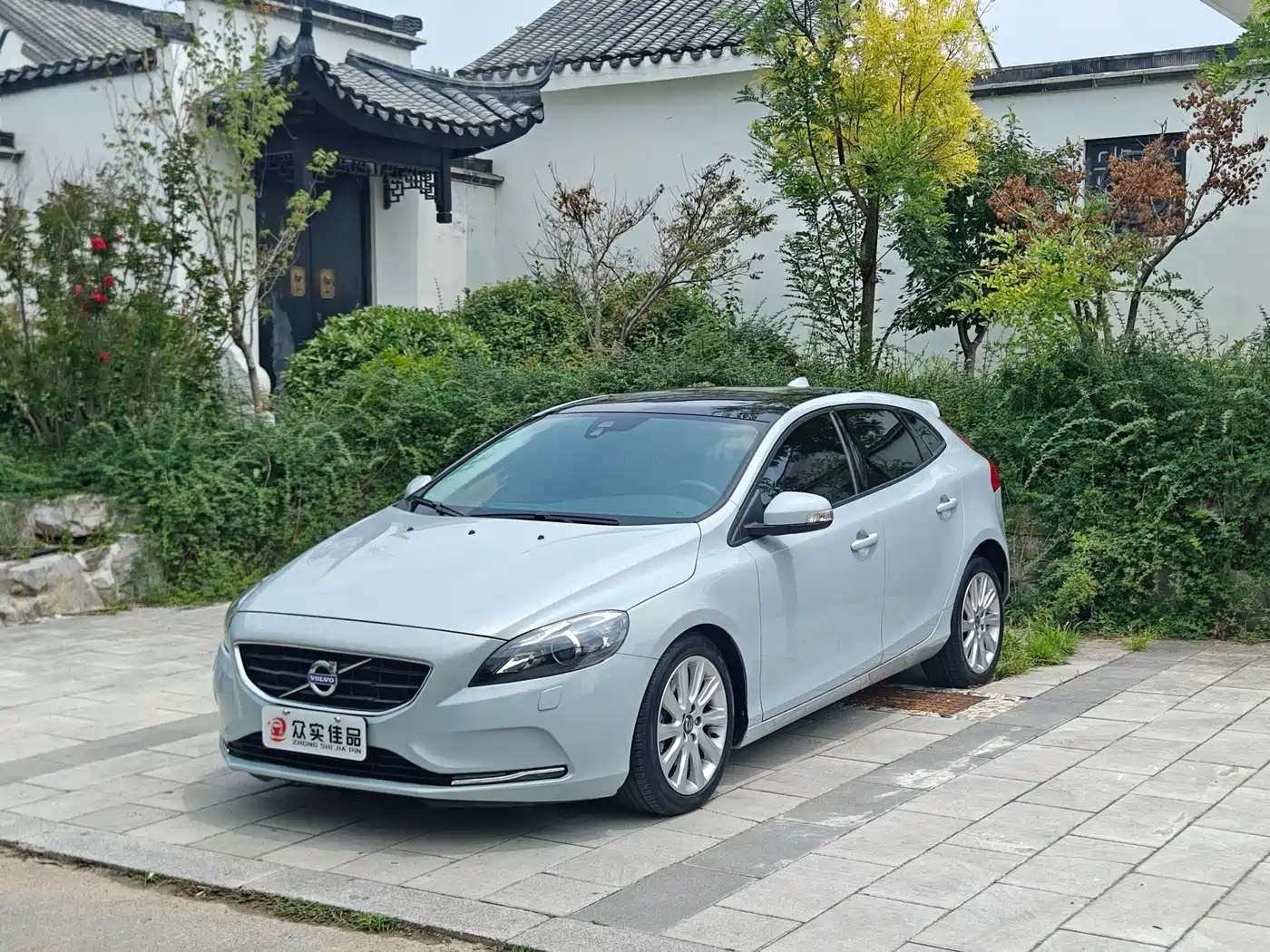Фото 1 - Volvo V40