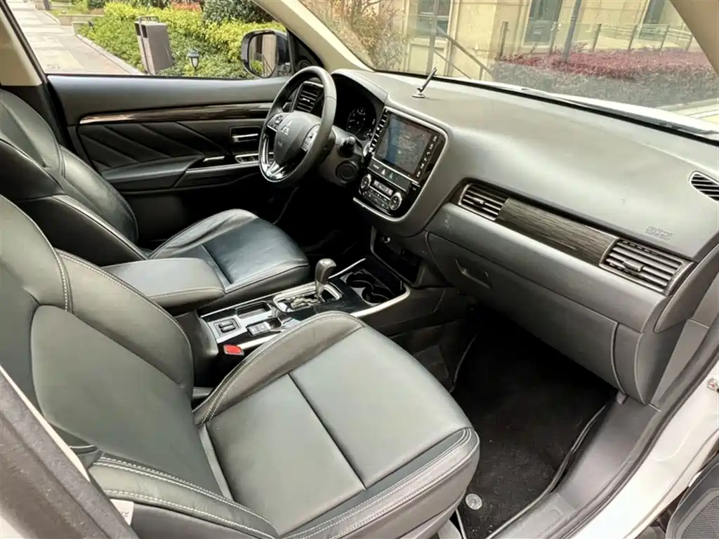 MITSUBISHI OUTLANDER