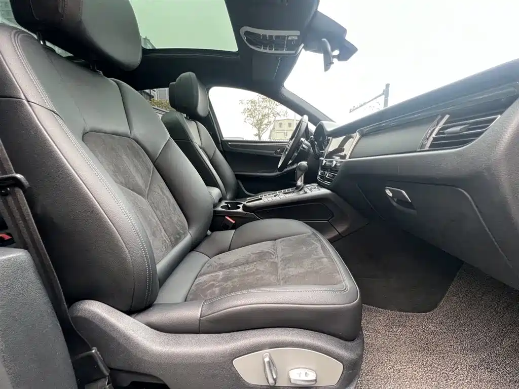 PORSCHE MACAN