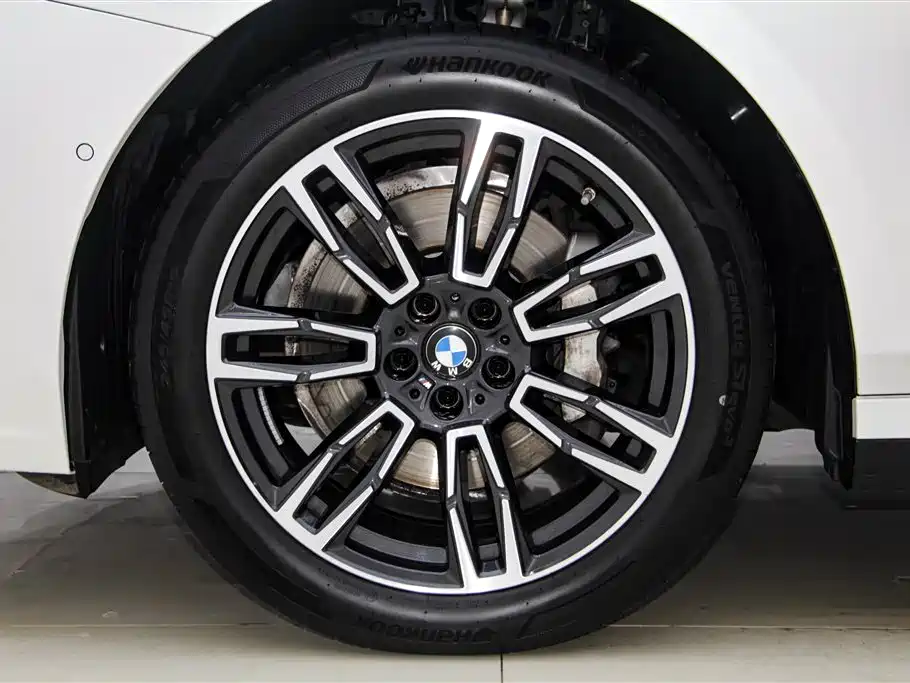 BMW 5 Series 2024 530Li Leading M Sport Package фото 11