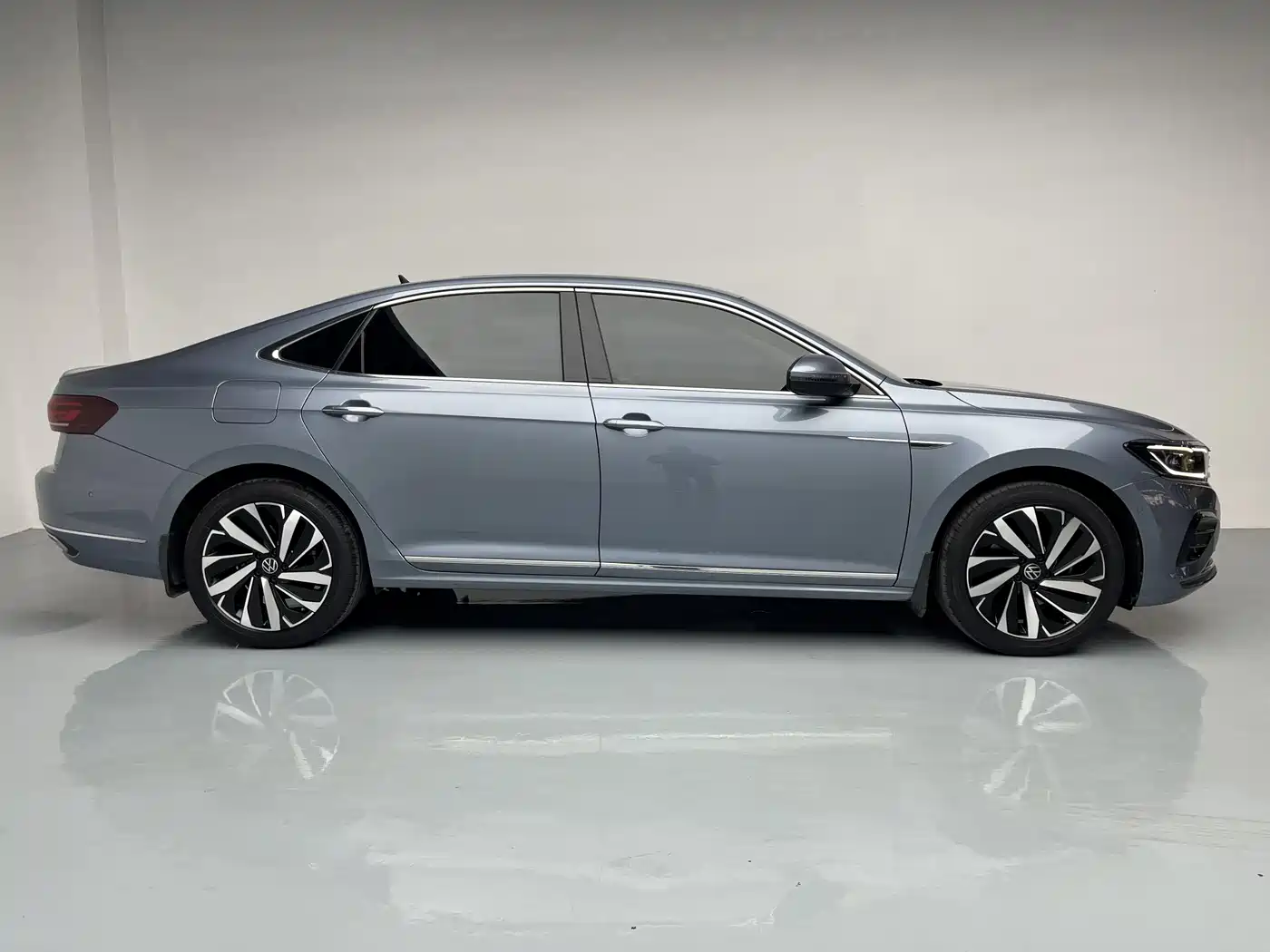 Volkswagen Passat 2022 330TSI Luxury Edition фото 19