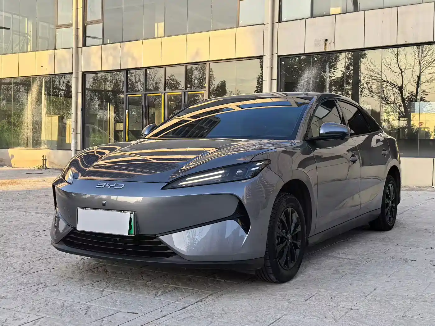 BYD e7