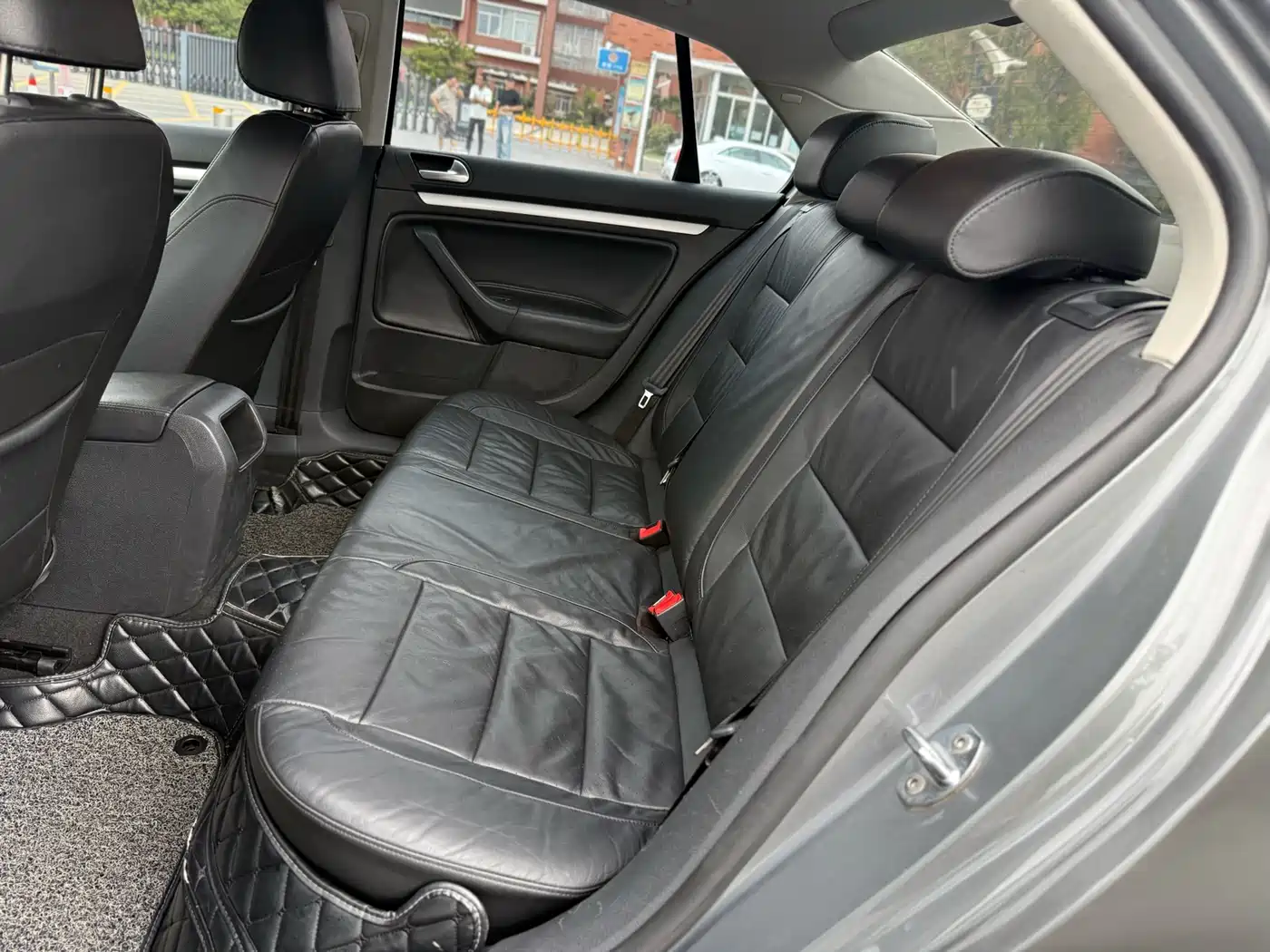 Volkswagen Sagitar 2011 1.6L Automatic Fashion фото 9