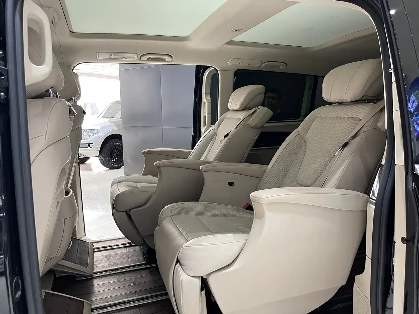 Mercedes-Benz V-Class 2018 V 260 L Premium Long Wheelbase Edition China VI фото 9