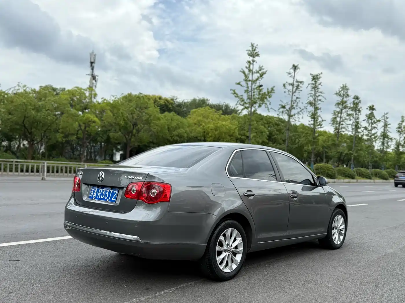 Volkswagen Sagitar 2011 1.6L Automatic Fashion фото 4