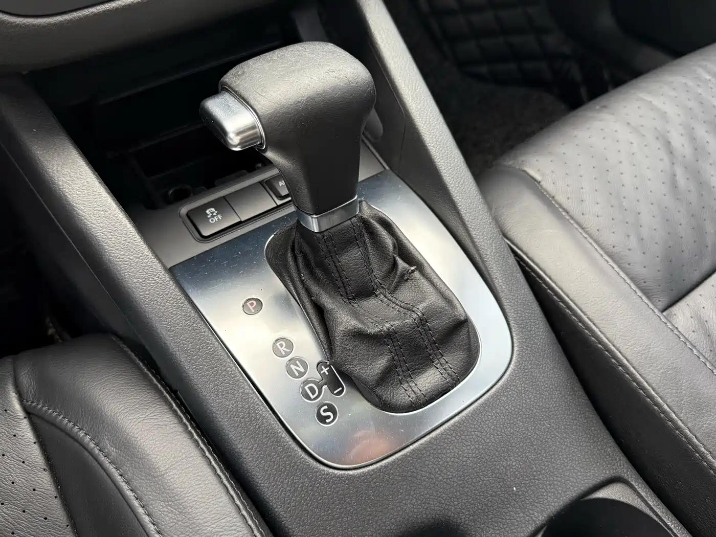 Volkswagen Sagitar 2011 1.6L Automatic Fashion фото 13