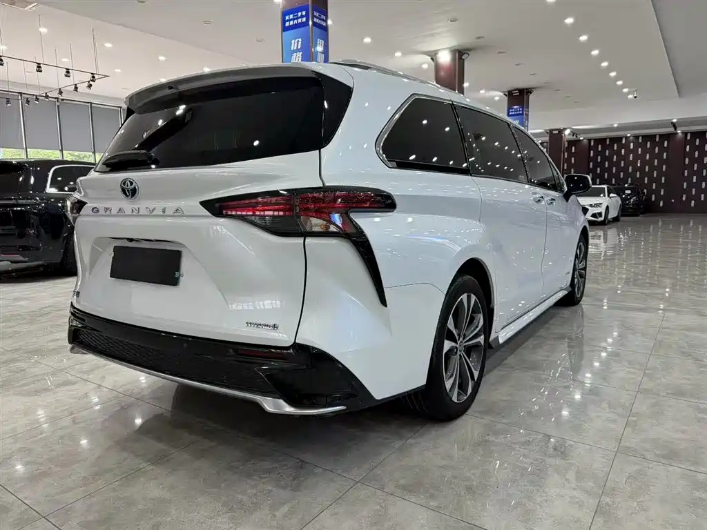 Toyota Granvia 2023 2.5L Hybrid Prestige PLUS Edition фото 5