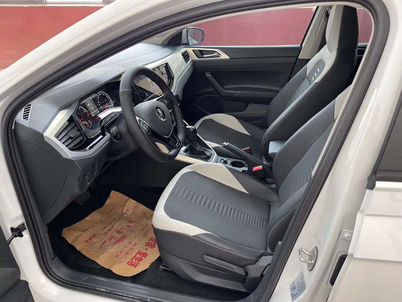 VOLKSWAGEN POLO
