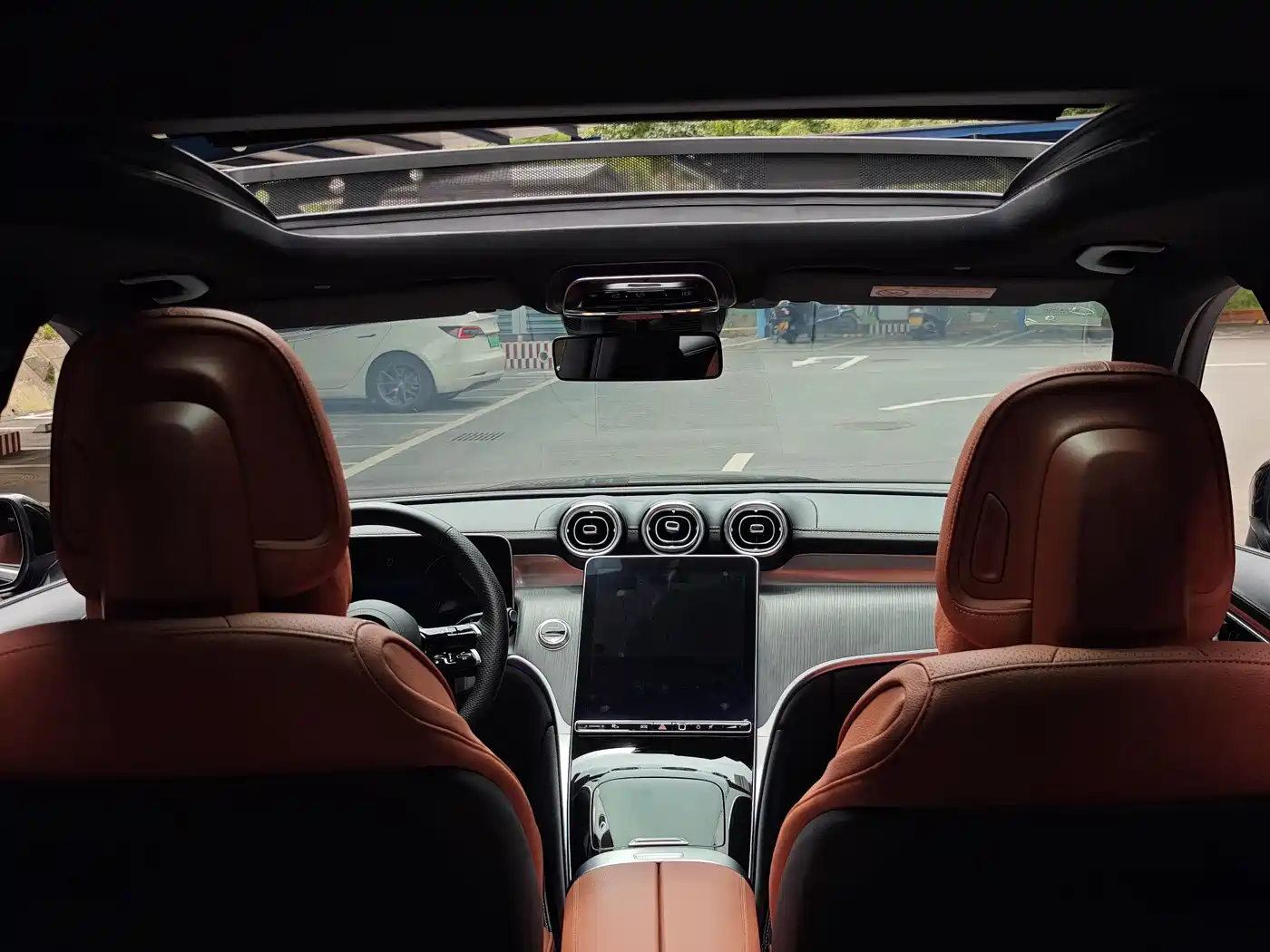 Mercedes-Benz GLC 2023 GLC 260 L 4MATIC Luxury 5-Seater фото 16
