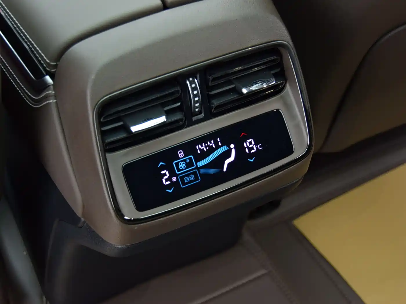 BYD Han 2024 DM-i Glory Edition 121KM Premium фото 19