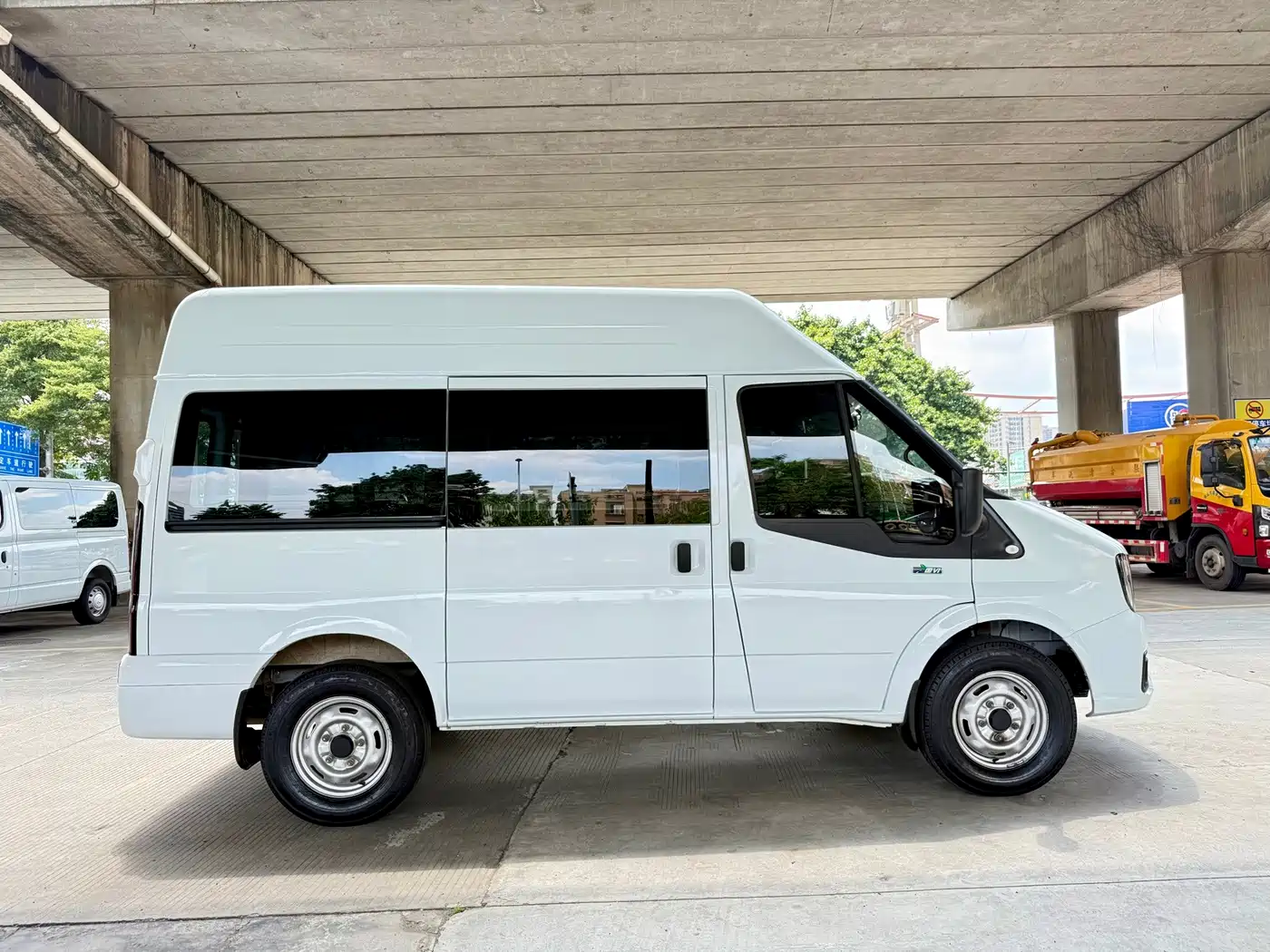 Jiangling JMC Fushun 2025 2025 Model 2.0T 6MT Diesel Short Wheelbase Medium-High Roof Commercial MPV 5/6 Seats
