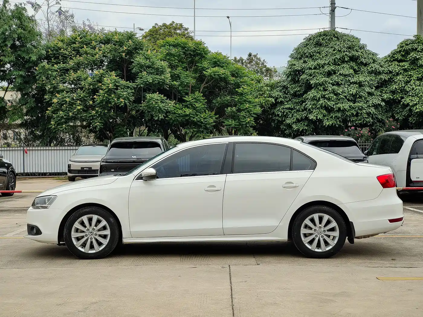 Volkswagen Sagitar 2014 1.6L Automatic Comfort фото 4