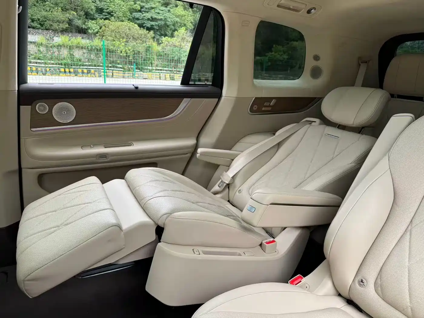 AITO Wenjie AITO M9 2024 Range Extender Max Edition 42kWh 6-seater фото 12