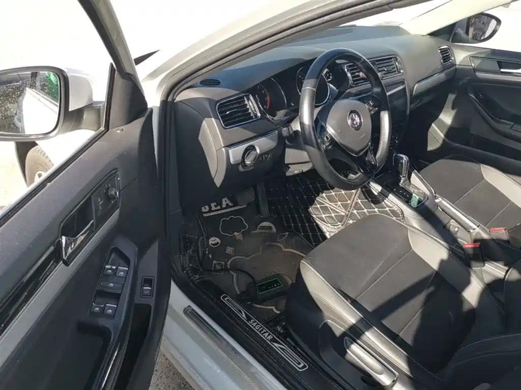 Volkswagen Sagitar 2018 1.6L Automatic Comfort фото 16