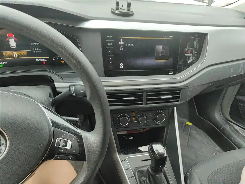 VOLKSWAGEN POLO