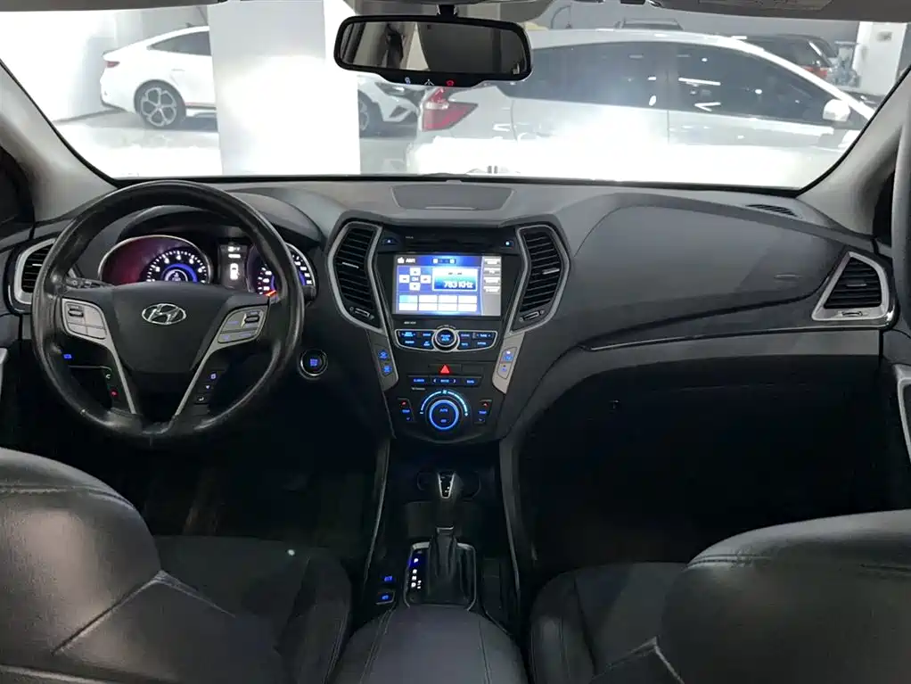 Hyundai Santa Fe 2015 2.0T Automatic 2WD Smart 5-Seater фото 2