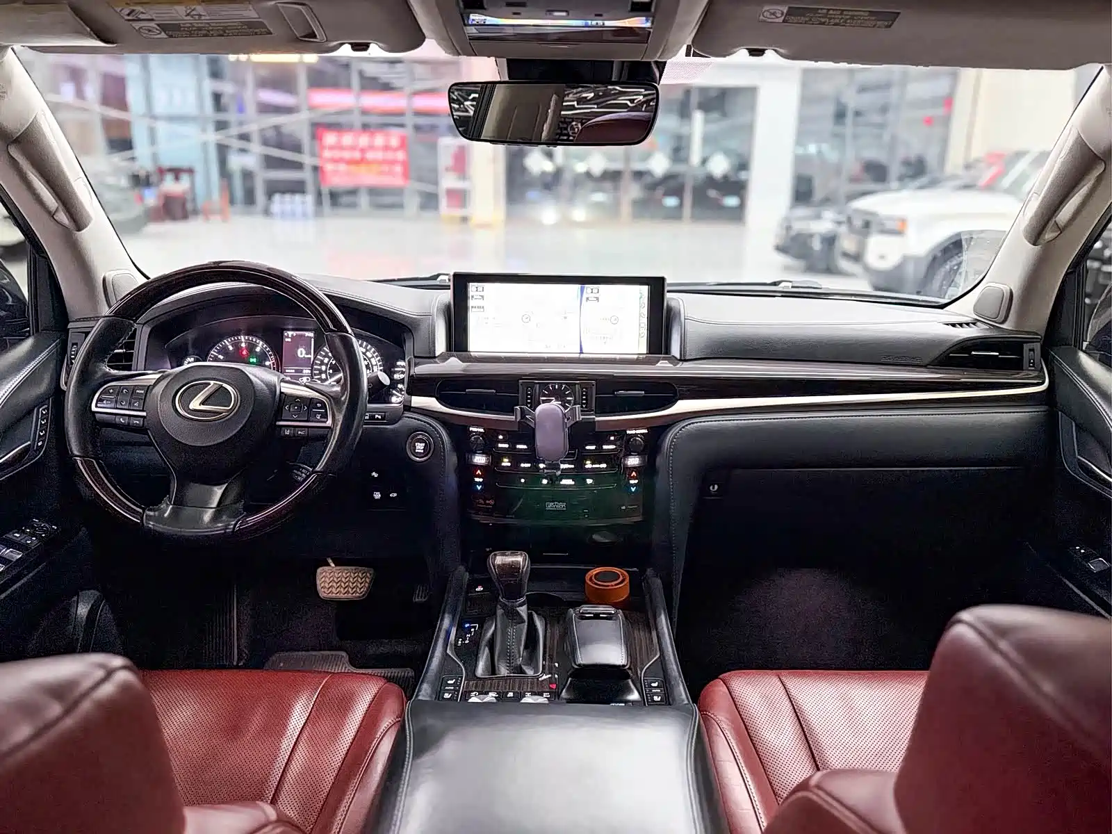 Фото 8 - Lexus LX