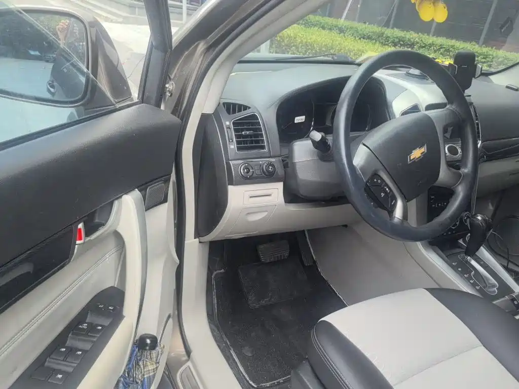 Photo 12 - Chevrolet Captiva