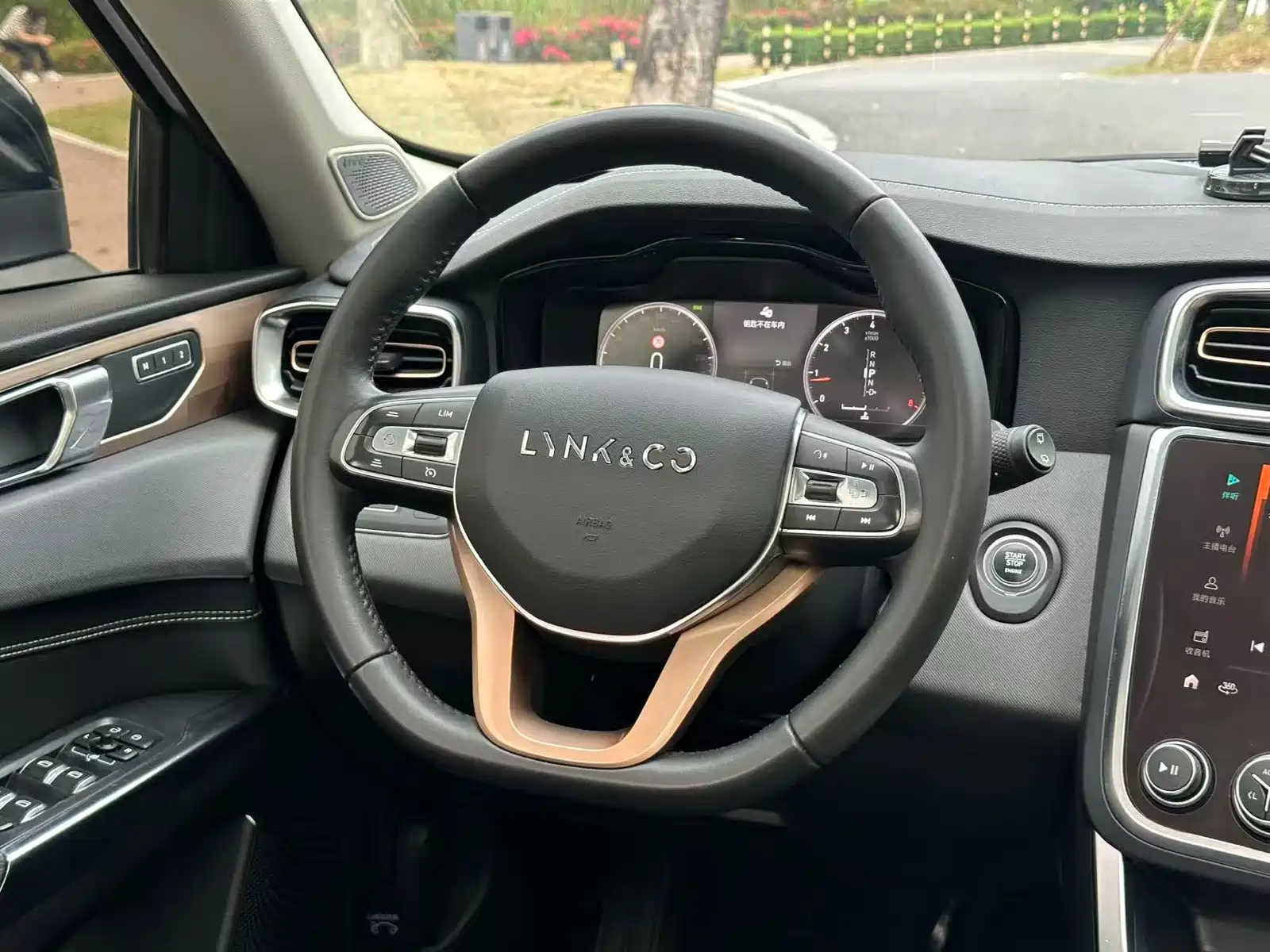 Фото 6 - Lynk & Co 01