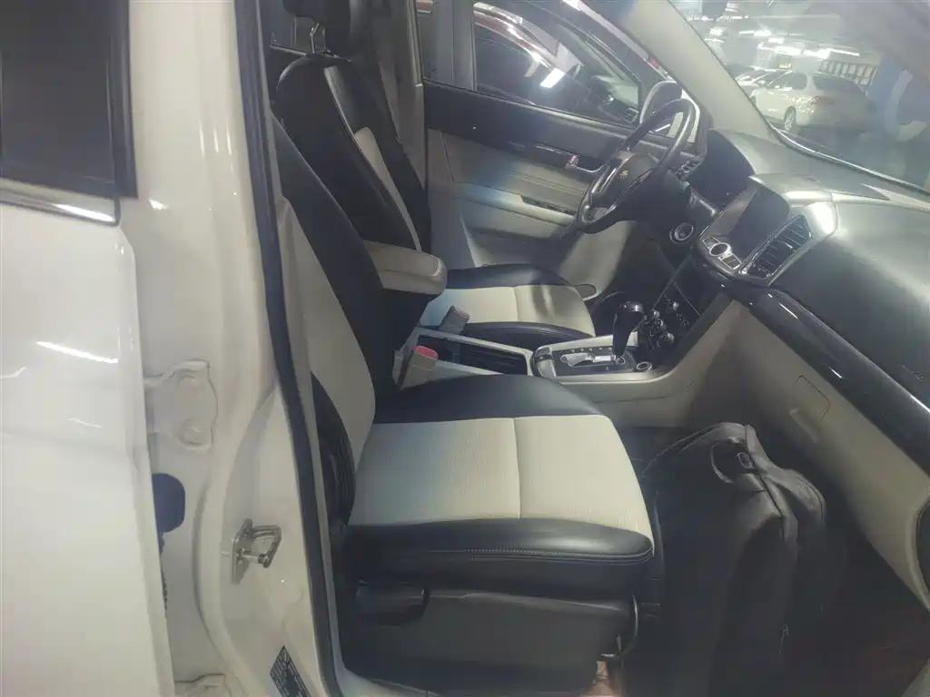 Chevrolet Captiva 2015 2.4L 2WD Urban Edition 5-seater фото 25