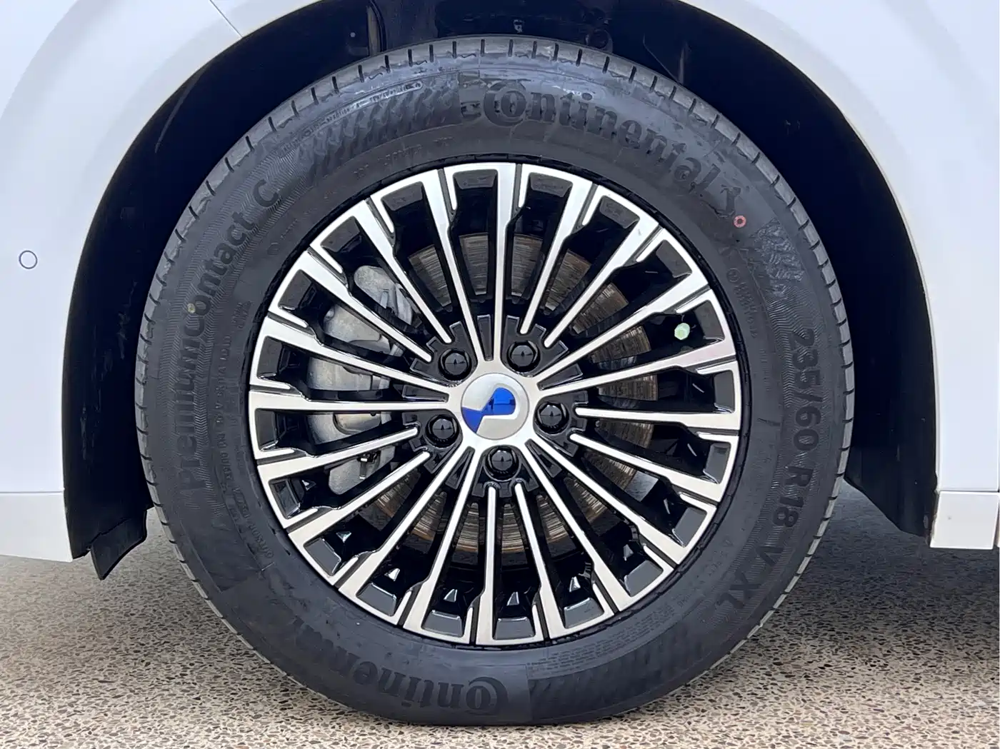 Denza D9 2022 DM-i 970 AWD Flagship фото 9