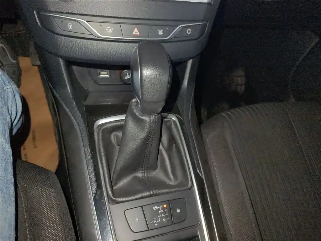 Peugeot 408 2015 Model 1.2T Automatic Luxury Edition фото 7