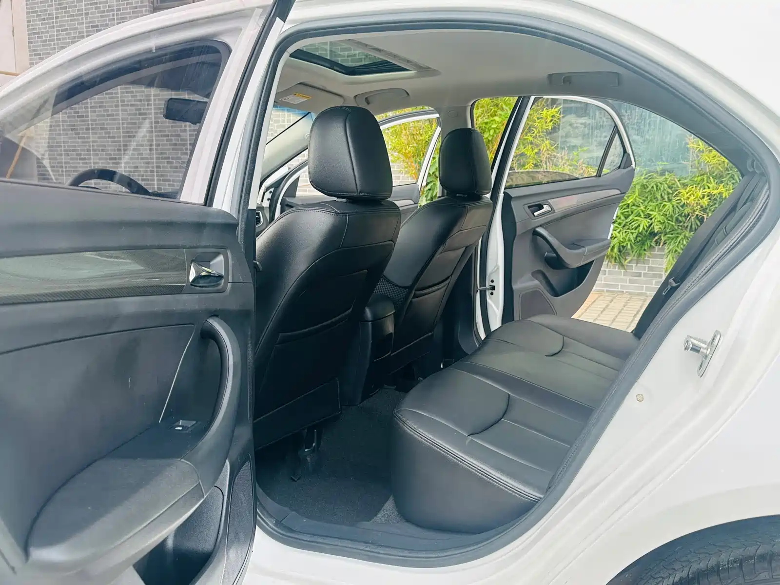 Фото 8 - Roewe 360