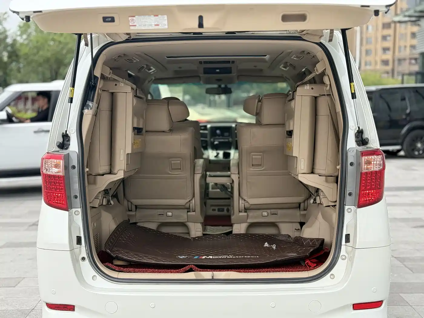 Toyota Alphard фото 21