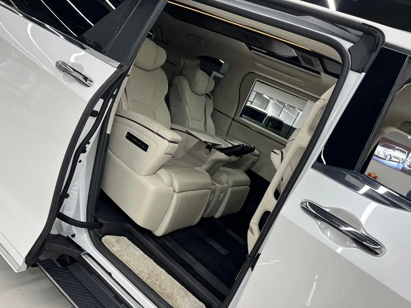 Lexus LM 2025 Model 500h Six-Seater Prestige Edition фото 14