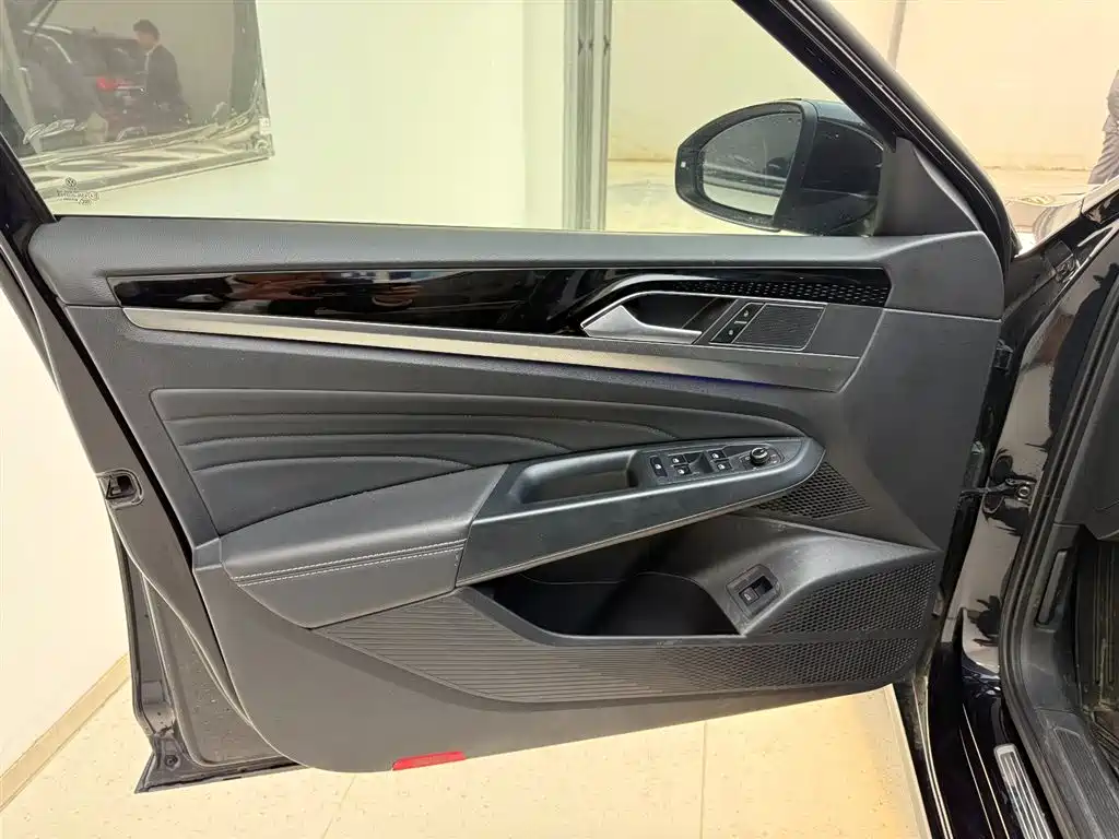 Volkswagen Passat 2022 330TSI Starlight Luxury Edition фото 24