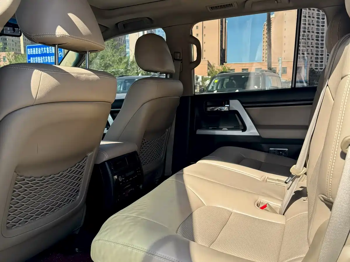 Toyota Land Cruiser 2010 Model 4.7L Automatic VX фото 6