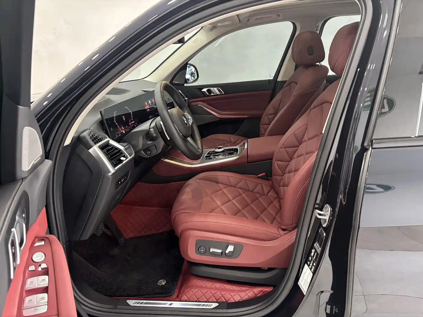 BMW X5 2025 Model xDrive 30Li Exclusive M Sport Blackout Package фото 13