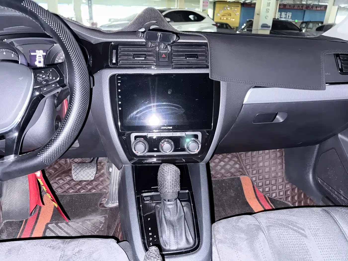 Volkswagen Sagitar 2018 280TSI DSG Spark Edition фото 15