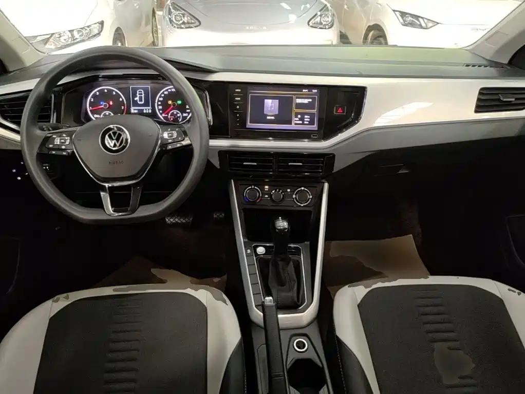 VOLKSWAGEN POLO