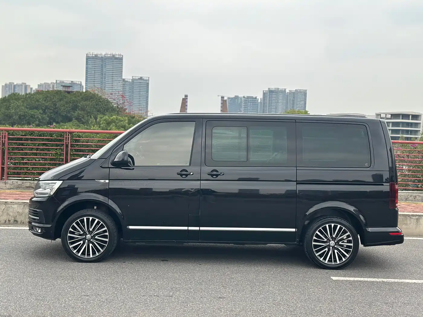 Volkswagen Multivan 2018 2.0TSI 4WD Premium Edition 7-Seater фото 8