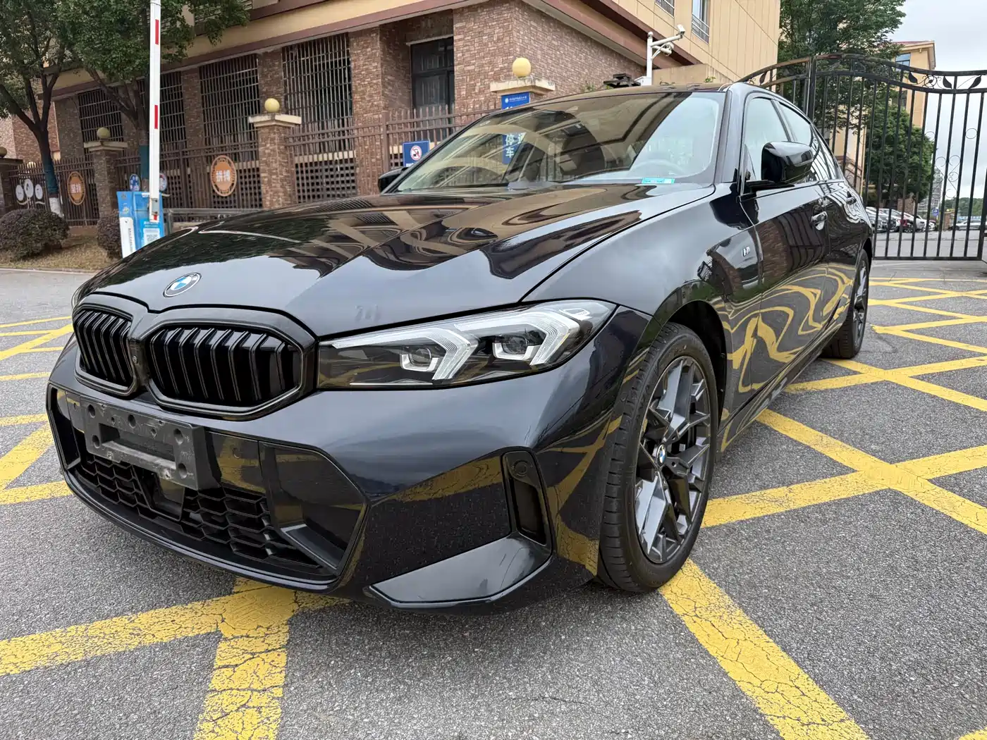 BMW 3 Series 2025 330Li M Sport Night Edition фото 2