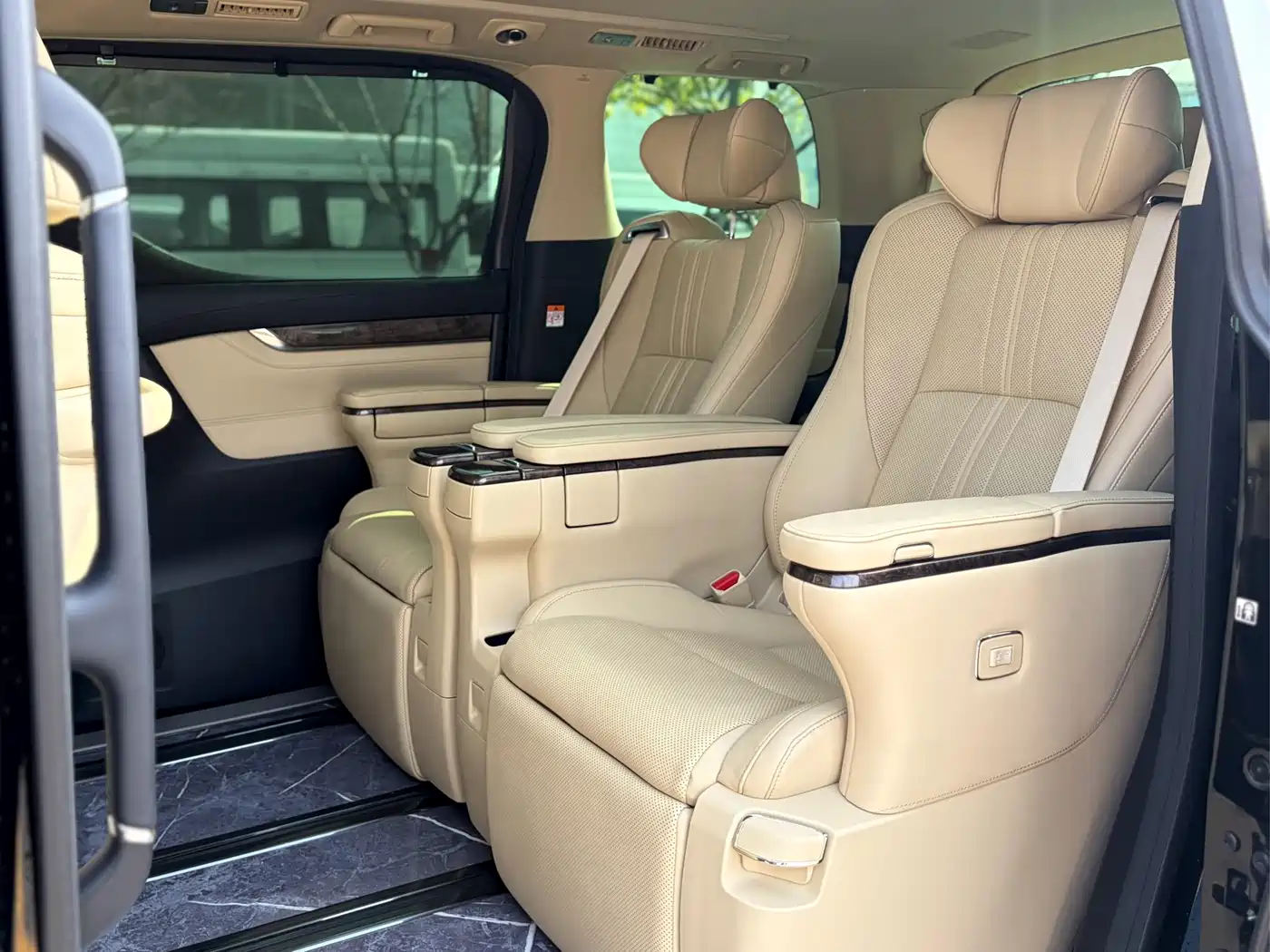 Toyota Alphard 2021 Hybrid 2.5L Ultimate фото 12