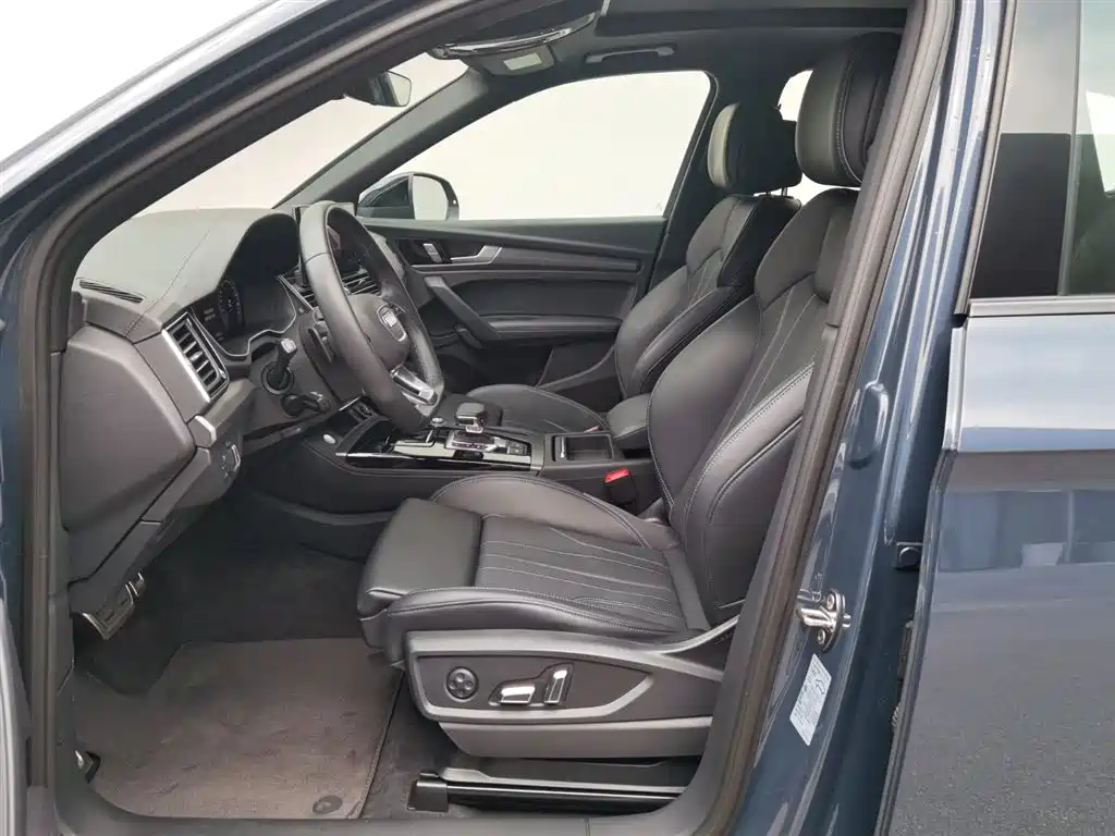 Audi Q5L 2025 45th Anniversary Edition 40 TFSI Luxury Sport фото 10