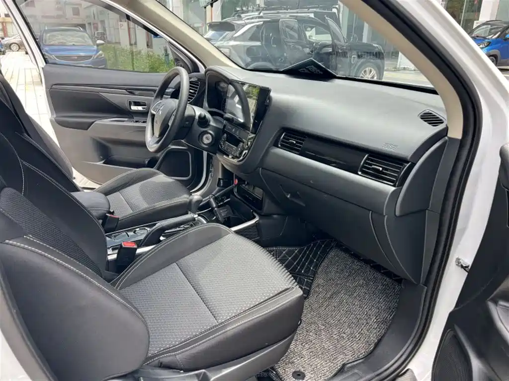 MITSUBISHI OUTLANDER