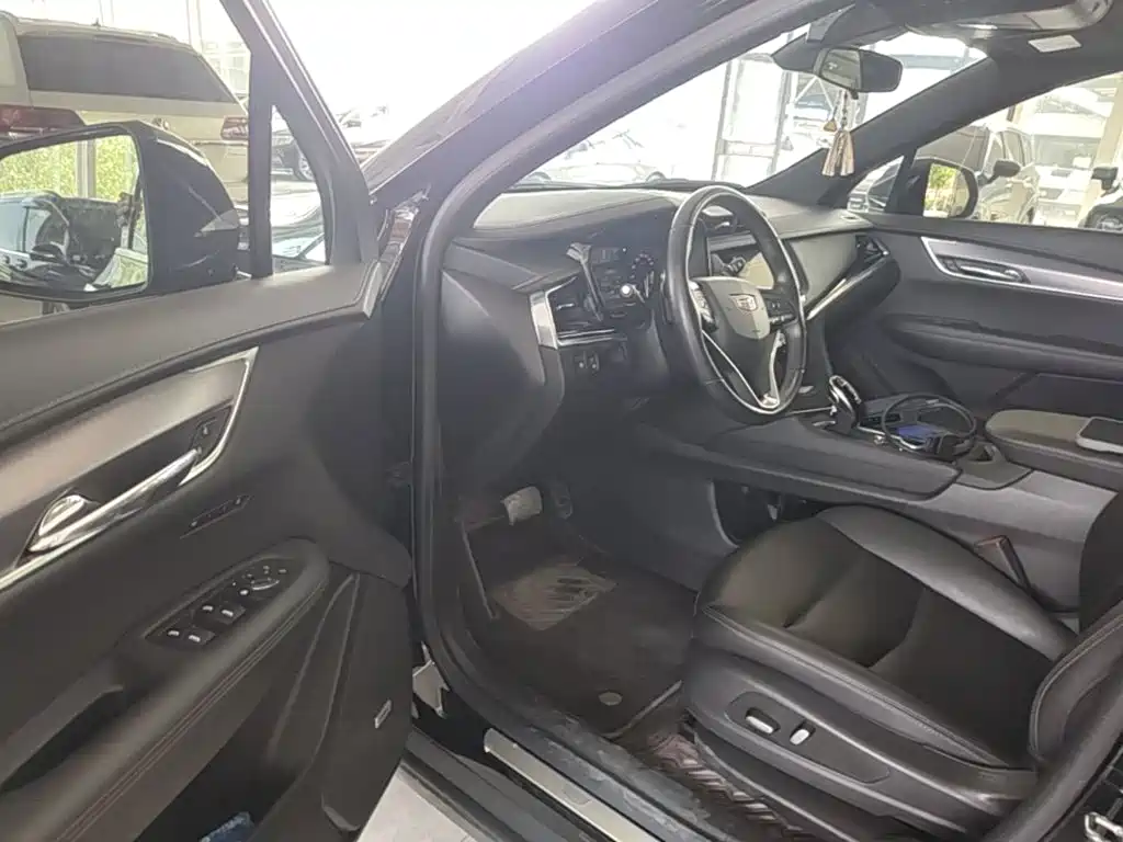 CADILLAC XT6