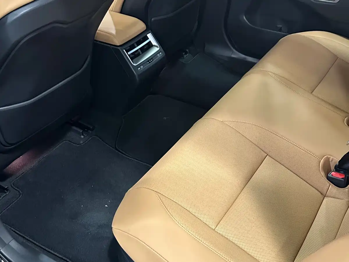Lexus ES 2026 2025 Model 300h Base Version