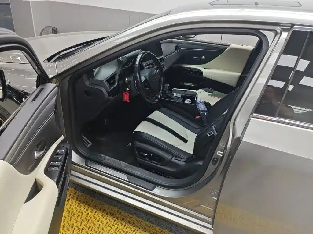 Фото 4 - Lexus ES