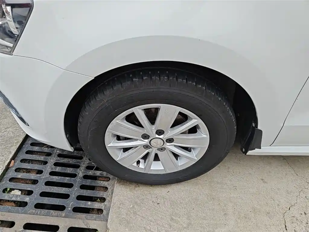 Volkswagen Polo 2014 1.4L Manual Trend Edition фото 23