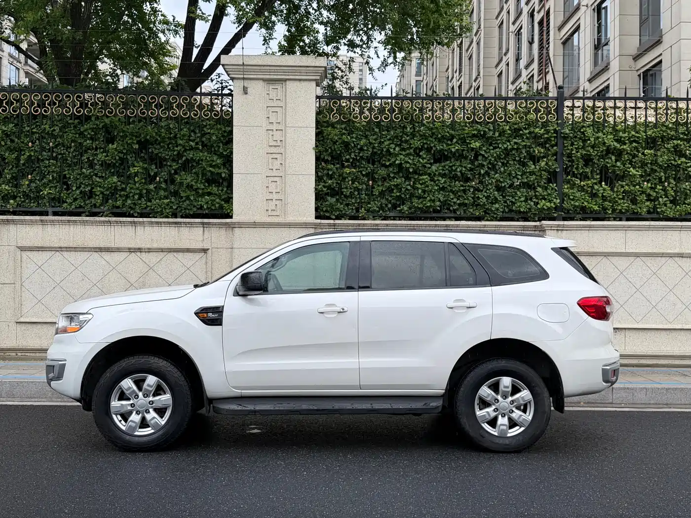 Ford Everest 2016 2.0T Gasoline Automatic 4WD Luxury Edition фото 3