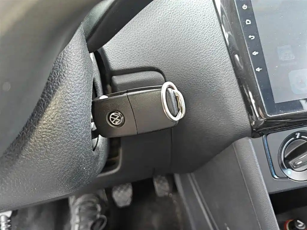 Volkswagen Polo 2014 1.4L Manual Trend Edition фото 9