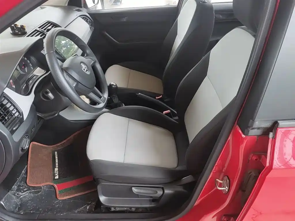 Škoda Fabia 2015 1.4L Manual Advance Edition фото 15