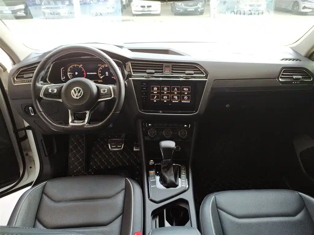 Volkswagen Tiguan L 2020 330TSI Auto 2WD R-Line Flagship China VI фото 10