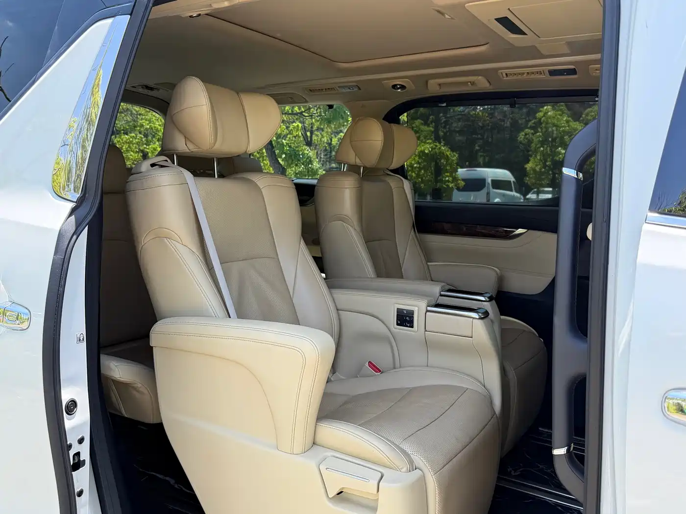 Toyota Alphard 2021 Hybrid 2.5L Premium фото 16